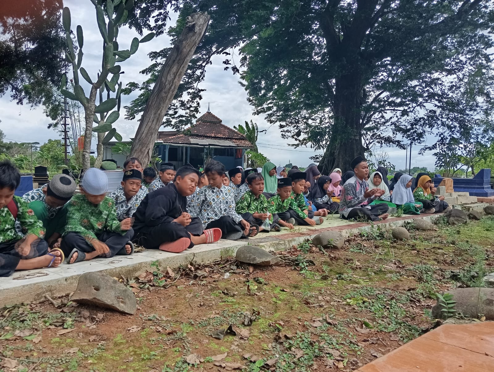 Ziarah kubur kh. Zaenal Mufid